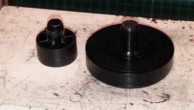 Nozky 02.jpg (18.17 KiB) Zobrazeno 5642 x Porovnání dvou nožek staré - výlisek s plastové hmoty a plný materiál POM-C