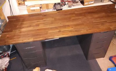 Stolek pod oknem.jpg (40.8 KiB) Zobrazeno 4970 x Na skříňky položená deska tvoří další lehký pracovní stůl