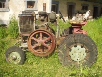 TRAKTORlevý boční pohled_25.JPG