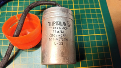 Tesla25mikrofaradu250V.jpg