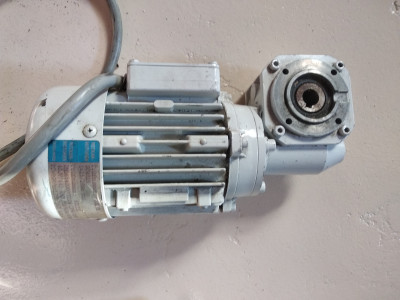 motor se šnekovou prevodovkou 900 kč