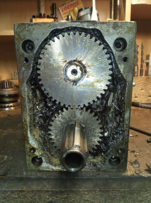 IMG_20200826_220742_4.jpg (5.03 MiB) Zobrazeno 5161 x Pohlaď po demontáži prvého dekla. 4x M6 imbus