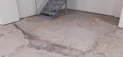 ScreenHunter_07 Oct. 20 22.49.jpg (203.9 KiB) Zobrazeno 4243 x Výsledek stavební firmy. Díry, nerovnosti, drobivý a prášivý povrch. Tragédie...