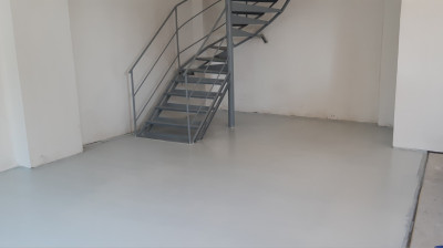 ScreenHunter_02 Oct. 20 22.47.jpg (92.15 KiB) Zobrazeno 4061 x Finální nátěr vrchní barvou Teldur. Vpravo je vidět oddělovací hráze páskou druhé poloviny podlahy.