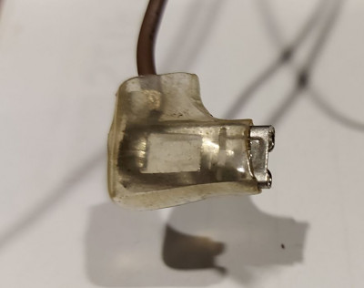 Úhlový faston 6,3 mm s návlekem