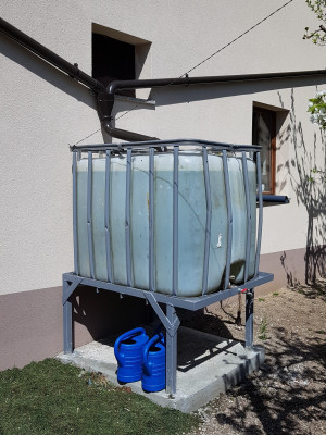 0001.jpg (1.11 MiB) Zobrazeno 4812 x Rám L 50x50x5<br />Rošt L 40x40x4 + 1mm nerez plech<br />Nohy ▢ 50x50x3