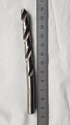 vrtak_fail.jpg (269.48 KiB) Zobrazeno 3454 x Pokus o převrtání díry (8 na 8.5) v kombinaci s ledabylým upnutím a gumovým stojanem..