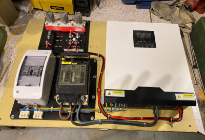 měnič 3kW + 2x bat. 12V/220Ah