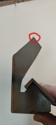 PLECHOVÁ MĚRKA NA NASTAVENÍ DO OSY KOTOUČE (ČERVENĚ ZAKROUŽKOVANÁ ŠPICE UKAZUJE NA OSU KOTOUČE)