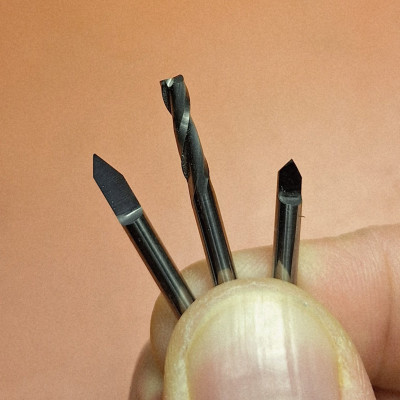 Image872753551111285153.jpg (290.15 KiB) Zobrazeno 2064 x Napravo je nástroj na srážení hran, ten jsem brousil ze stejné 60° V-frézy - během obrábění prošel několika iteracemi, ukázalo se, že vybrousit (v ruce) vhodný tvar není ani u takové prkotiny úplně jednoduché.