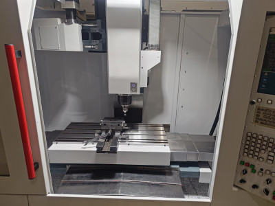 první špony v zakrytém stroji