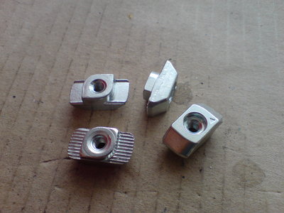 závit M4  35ks