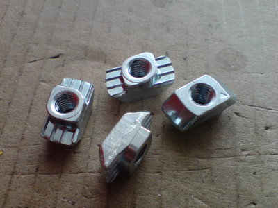závit M6  120ks