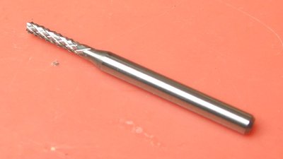 dvoubřitá vroubkovaná fréza (?), průměr cca 2mm