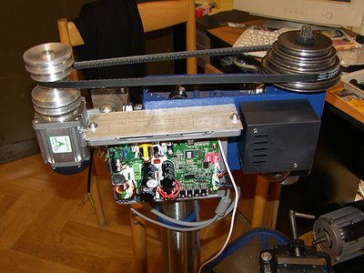 01.jpg (107.51 KiB) Zobrazeno 7540 x musel jsem vyrobit novou řemenici. Hřídel motoru je však do kužele a potřebné nástroje jsem neměl. Tak jsem nasadil novou řemenici na původní. Vpravo dole je vidět původní motor.