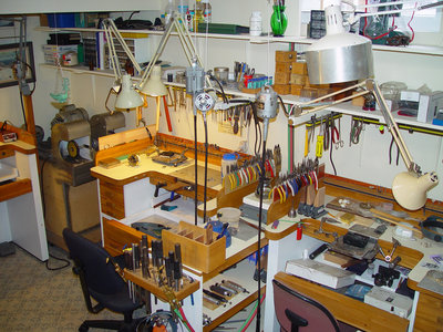 Work_area_of_a_jeweller.jpg