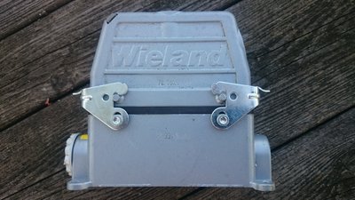 24 pinů 400V/16A