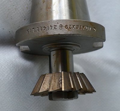 freza.jpg (234.97 KiB) Zobrazeno 4766 x kotoučová uhlová fréza na upínacím trnu ISO40 zajištěná křížovým šroubem