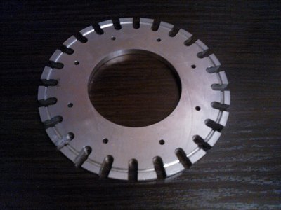 konkretny kus o ktory sa jedna (vonkajsi priemer=140mm) s tym, ze tie &quot;vyrezy 6x15&quot; uz nebudu s radiusom ale &quot;na ostro&quot; a tam sa uz ziada upnutie kolmo na stol alebo otocnu hlavu, vyrezy by som najradsej bral jednym zaberom iked pomalsie.