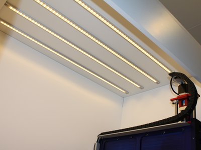 Osvětlení skříně (5 LED lišt - asi 65W) - ve srovnání s bleskem fotoaparátu jakoby moc nesvítily