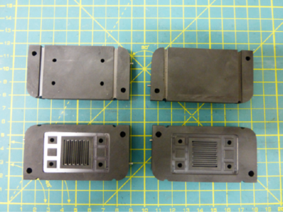 P1020155.png (273.74 KiB) Zobrazeno 6880 x Detailní pohled na čelní a zadní stranu, to z boku jsou červíčky v pomocných otvorech, protože vevnitř je vyvrtaná síť distribučních kanálků.