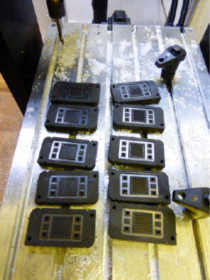 P1020151.png (319.67 KiB) Zobrazeno 7174 x Těch cell jsem dělal loni pět a letos dalších pět. Toho bílého bordelu si nevšímejte, to jsou špony z předchozího obrábění teflonu, nějak nestíháme, takže frézka je vytížená až do konce ledna, tudíž se snažím minimalizovat prostoje.