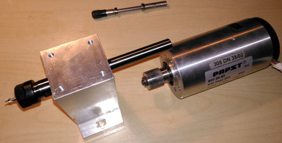 Upínač zasunutý v ložiskách, BLDC motor 11500 ot./min v pozadí Timovo vřetýnko...