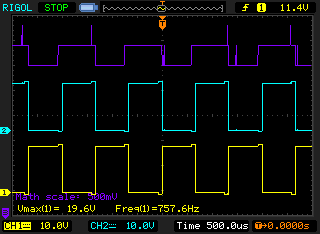 napatia na cievkach A a B 4 mikrokroky, 17V, fast decay merane voci zemi fialovym je rozdielovy signal A-B