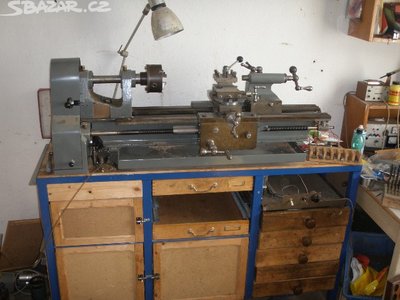 točný průměr 310, nad suportem 180, průchod vřetenem 20, mezi hroty 650, koník MK2. Půdorys stroje 1300x500, stolu 1500x500