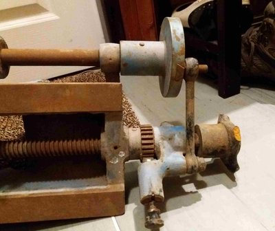 sheping02.jpg (191.76 KiB) Zobrazeno 8668 x Zničené ruční kolo posuvu berana - prkotina