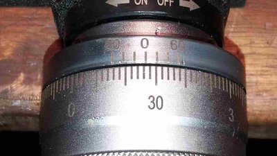 Nonius_deleni.jpg (48.29 KiB) Zobrazeno 5676 x Mezi 0 a 3 je 30 dílků stupnice - každá pátá je delší a značí 10 minutu