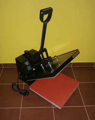 lis_plochy_02.jpg (131.04 KiB) Zobrazeno 6472 x ...a pro ilustraci, takto vypadá termotransferový lis ve kterém se tyto topné desky používají.